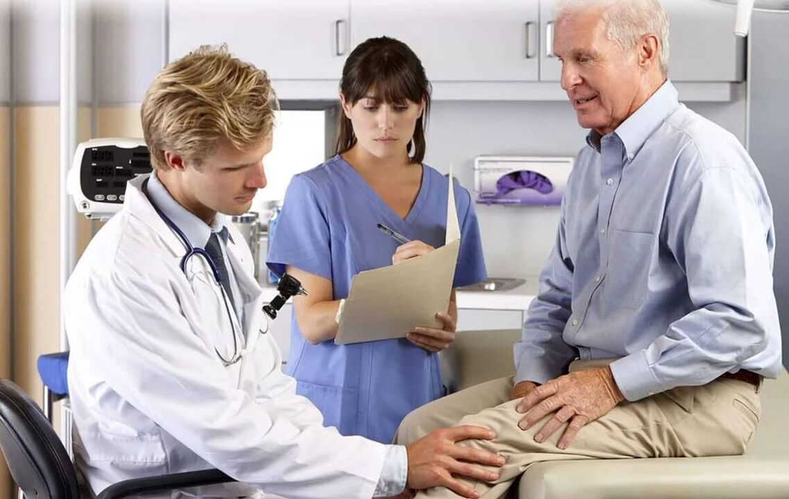 Un homme plus âgé avec une arthrose du genou lors d'un rendez-vous chez le médecin